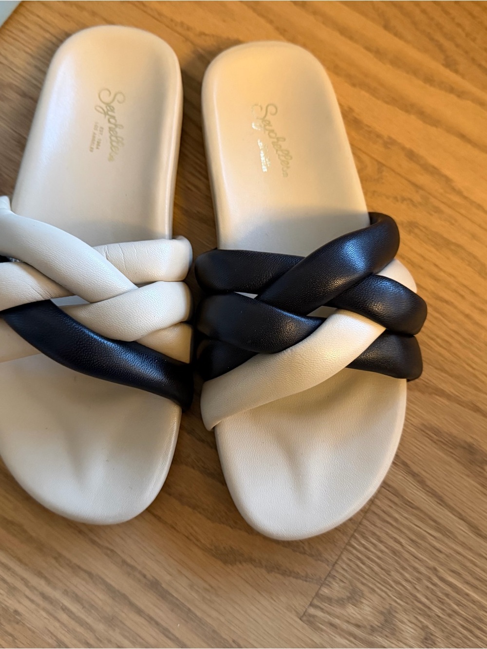 Seychelles Low Key Glow Up sandals. Ivory and black. Size 8. New